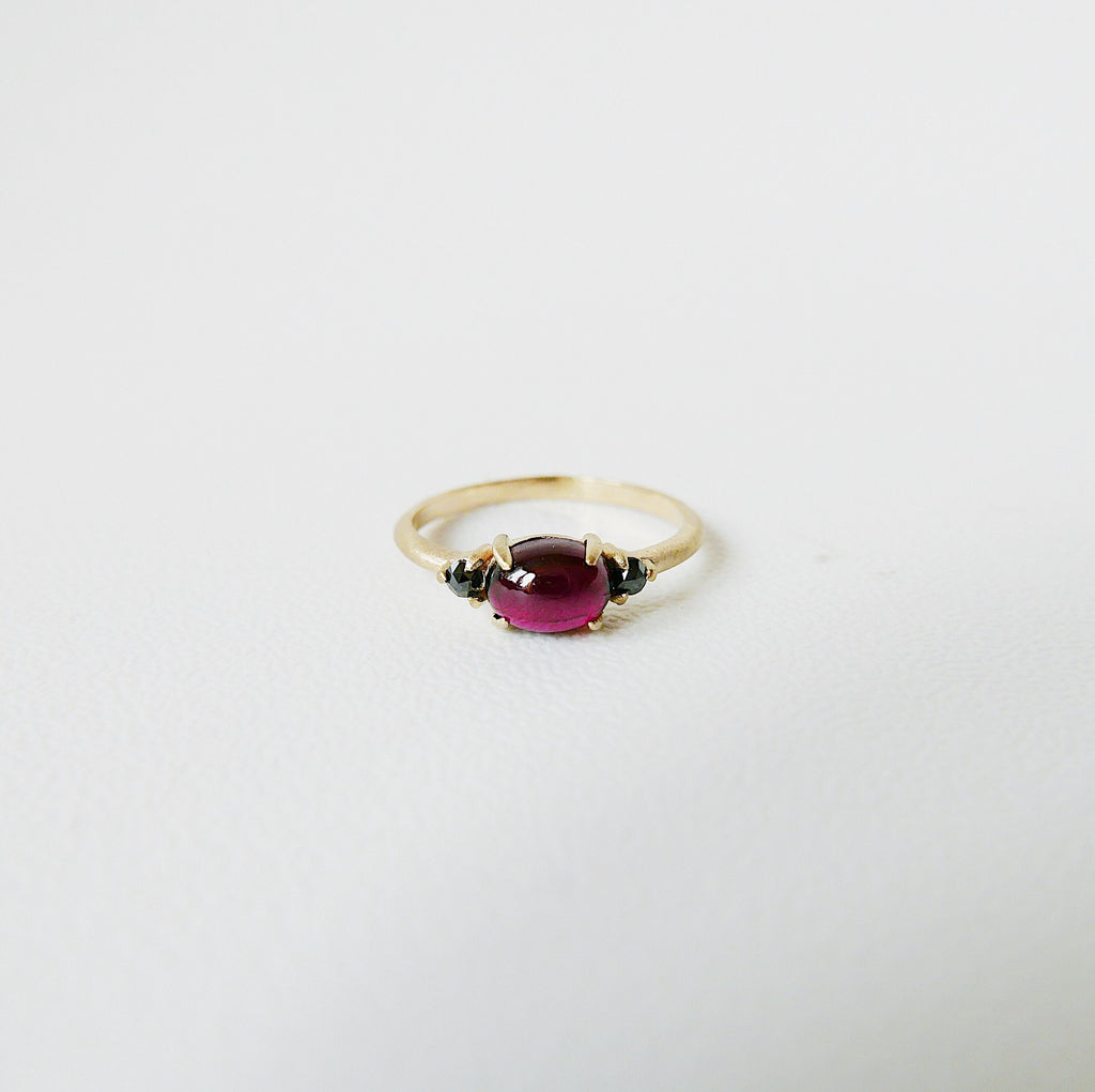 Oval garnet ring, three stone ring, garnet and black diamond ring, 14k gold cabochon rhodolite garnet ring