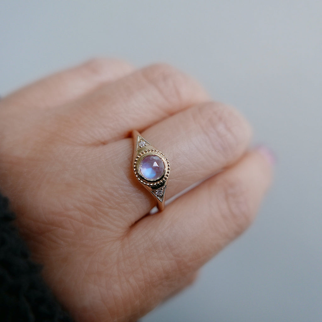 Rosecut Moonstone Signet