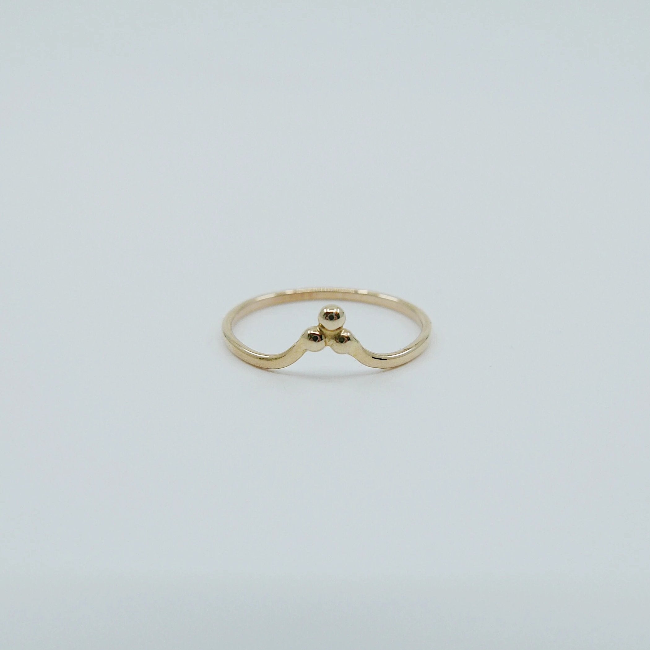 Three dot mini crown ring, three ball arc nesting  ring, Gold stacking ring, beaded hugging ring, gold bead crown ring, Three dot Arc ring