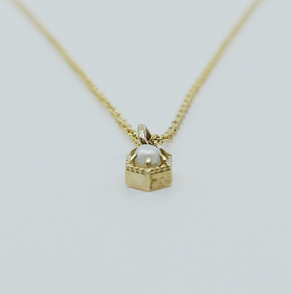 Frame Mini Pearl Necklace, small dainty pearl necklace, pearl solitaire necklace, small pearl necklace, pearl setting necklace