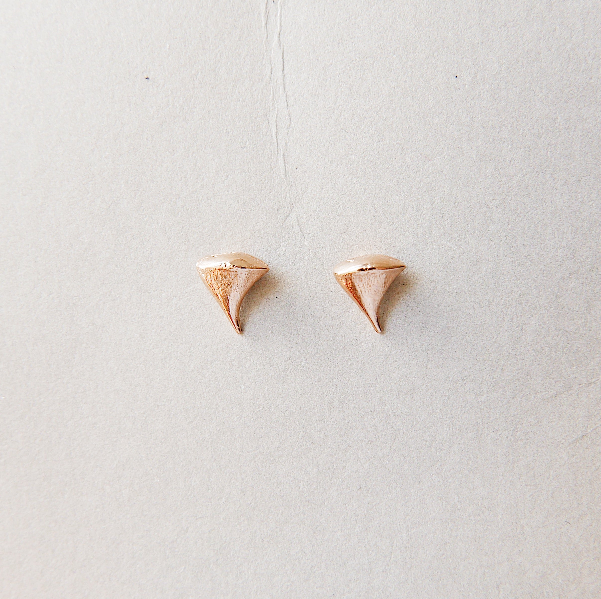 Rose Thorn Earring, thorn earrings, rose thorn studs, 14k rose gold earring, rose gold thorn earring