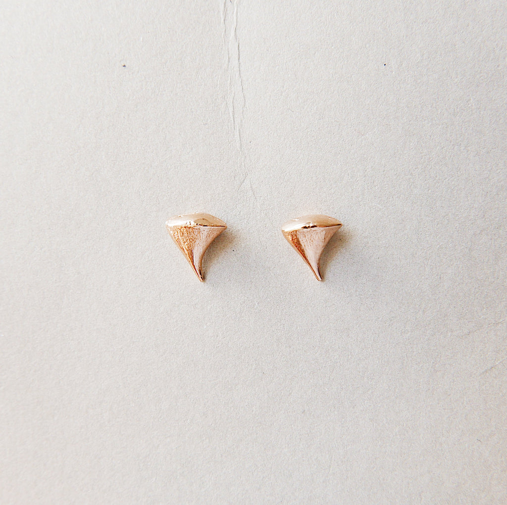 Rose Thorn Earring, thorn earrings, rose thorn studs, 14k rose gold earring, rose gold thorn earring