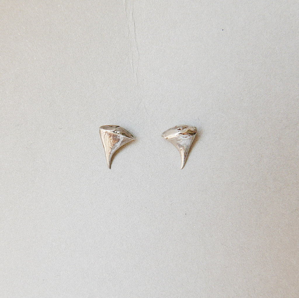 Rose Thorn Earring, thorn earrings, rose thorn studs, 14k rose gold earring, rose gold thorn earring
